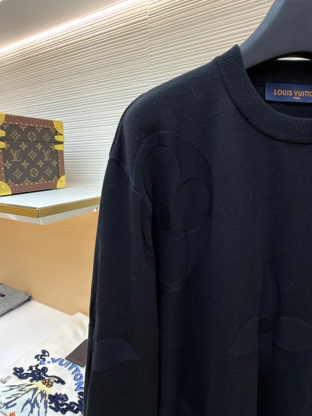 LOUIS VUITTON Embossed Flower 㚏 Jacquard Knitted Round Neck Long Sleeve ●Original version: Purchased and developed for 12300 ●Item number: 1681028-A70 ●Material: combed cotton fabric ●Technology: knitted intarsia production ●Version: fitted version ●Weight: about 340 grams ●Size: Swiss woven positioning intarsia technology, high-end pink color, sporty style, same style for men and women! The classic wide version is fashionable and advanced! The overall wiring is straight and delicate, the fabric is comfortable and soft, and the color is consistent without color difference. It can be matched with the same style to create a fashionable look and control various occasions. Customized accessories, complete with three standards, same style for men and women!